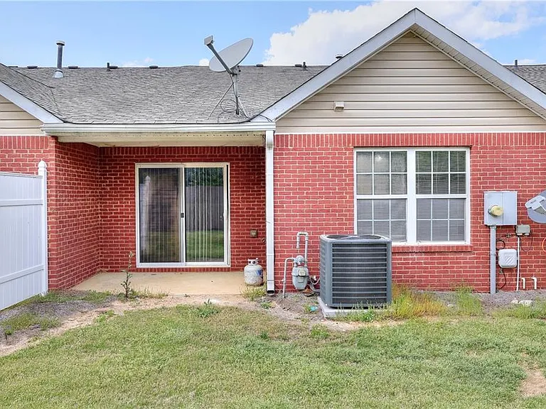 453 Tara Commons Cir — Photo 35