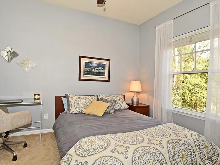 1042 N Hampton Ave — Photo 25