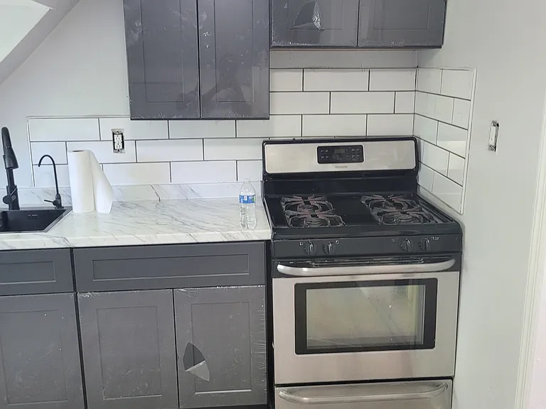 230 S 7th St — Photo 12