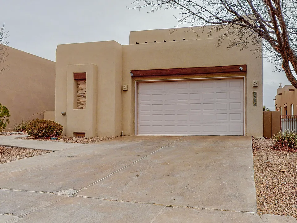 8904 Desert Fox Way NE