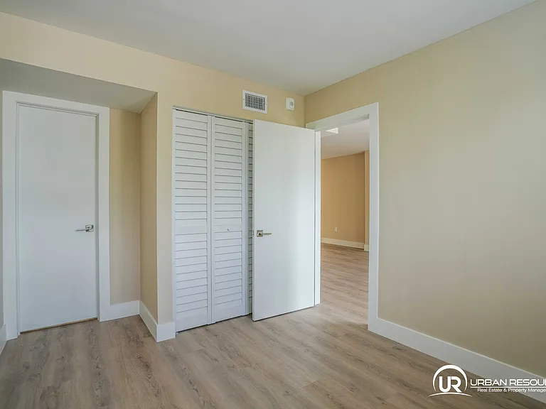 6960 Rue Vendome #201 — Photo 15