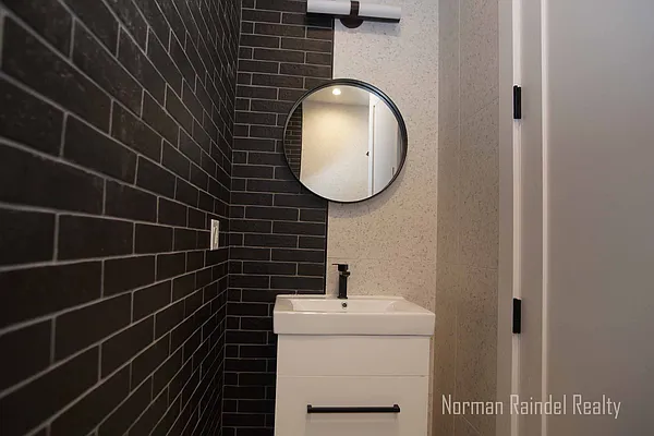 Rented by Norman Raindel, LREB | media 40