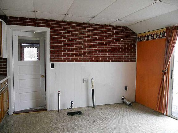 5th image of 301 E Erie St