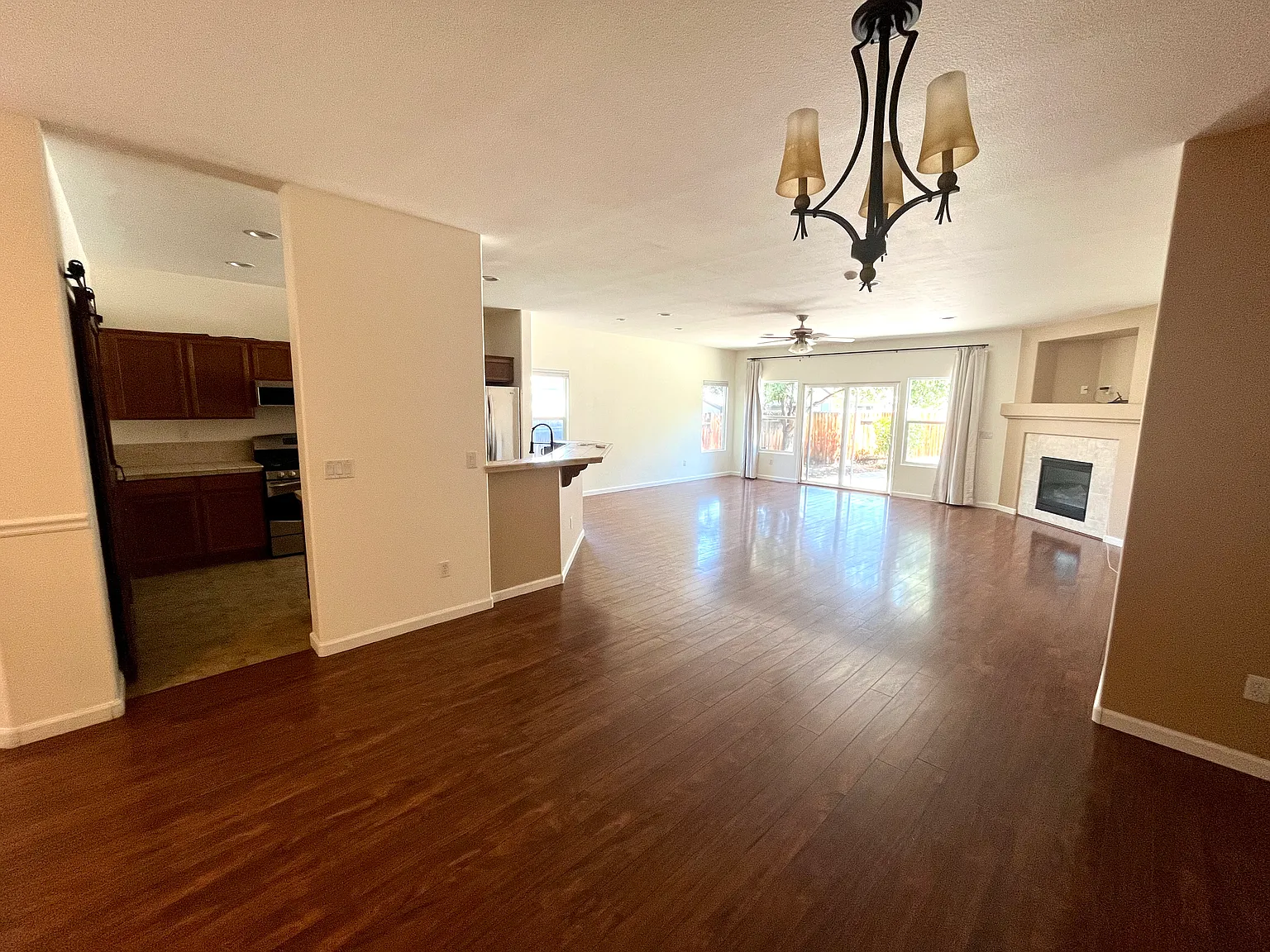 3 bed, 1932 sqft, $2,850 — Photo 3