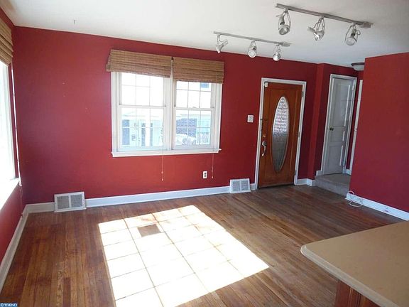 4th image of 1129 Old Ln