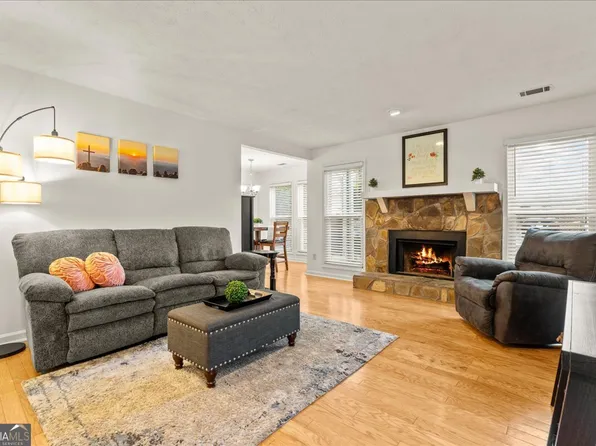 1009 Lake Pointe Cir, Roswell, GA 30075