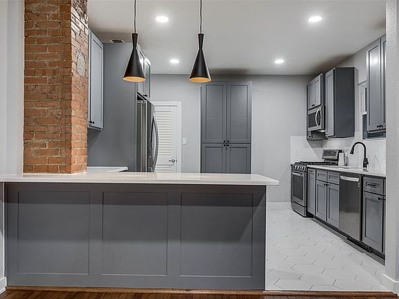 2nd image of 1025 Woodlawn Ave