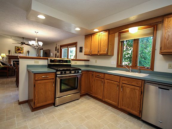 5th image of 19 Summer Hill Dr