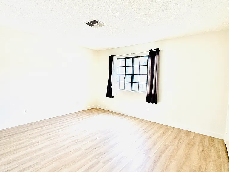 1013 W Linden St #16 — Photo 7