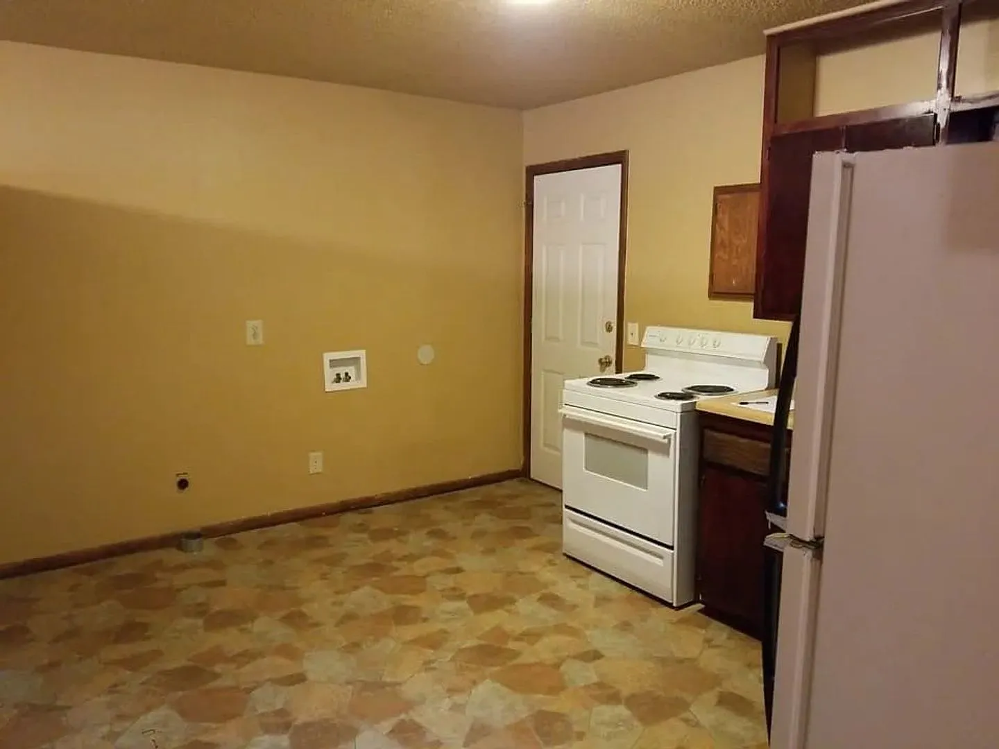 Charming 2-Bedroom 1 Bath Duplex! — Photo 3