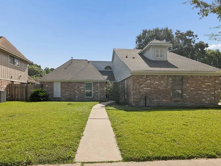 6915 La Mirada Dr — Photo 1