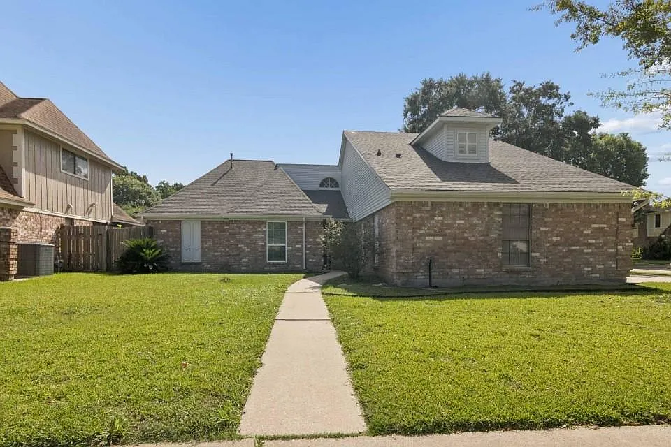 6915 La Mirada Dr