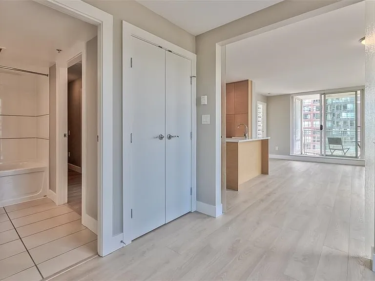 565 Smithe St #100X — Photo 9