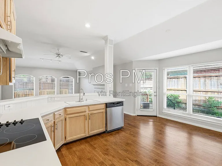 2921 Meadow Glen Dr — Photo 14