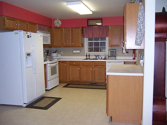 Kitchen w/convection oven.