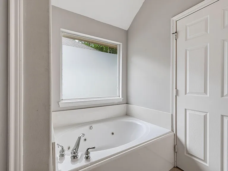909 Katie Ln — Photo 27