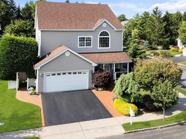 102 Forster Place, Melville, NY 11747