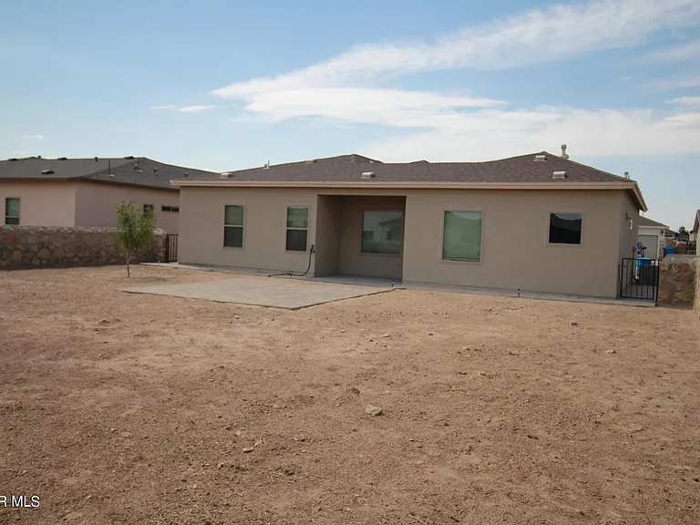 620 Adrian Arellano St W — Photo 96
