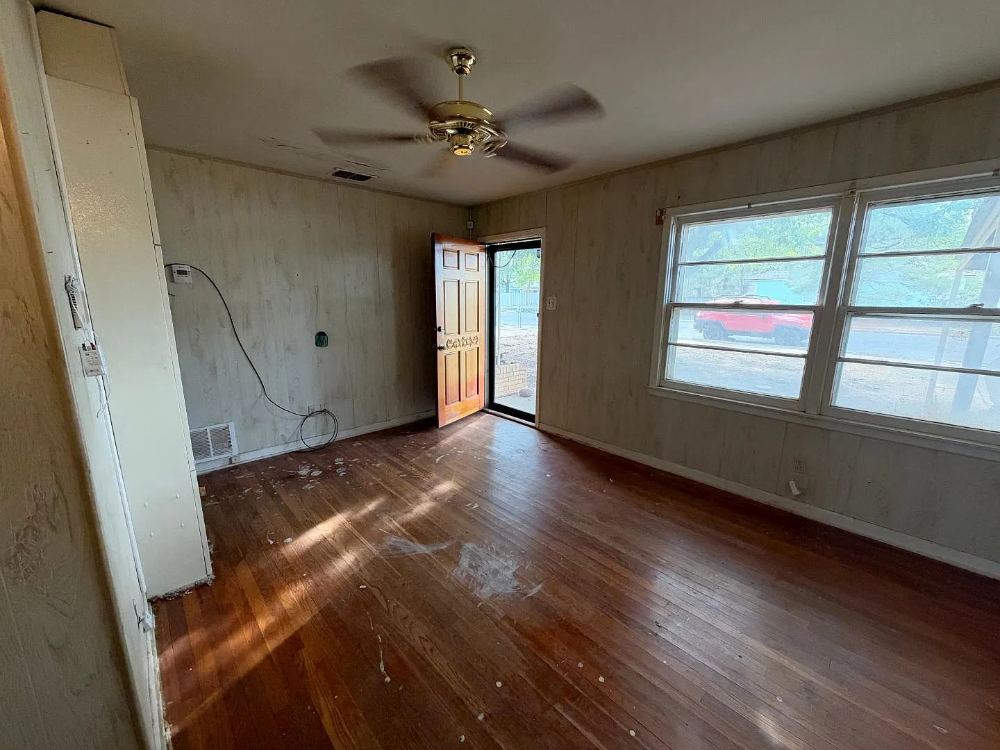 4623 Elgin Ave — Photo 2