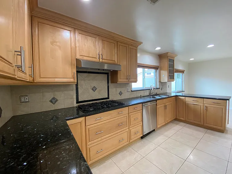 22539 Waterbury St — Photo 9