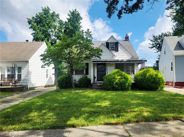 18305 Knoll Dr, Maple Heights, OH 44137