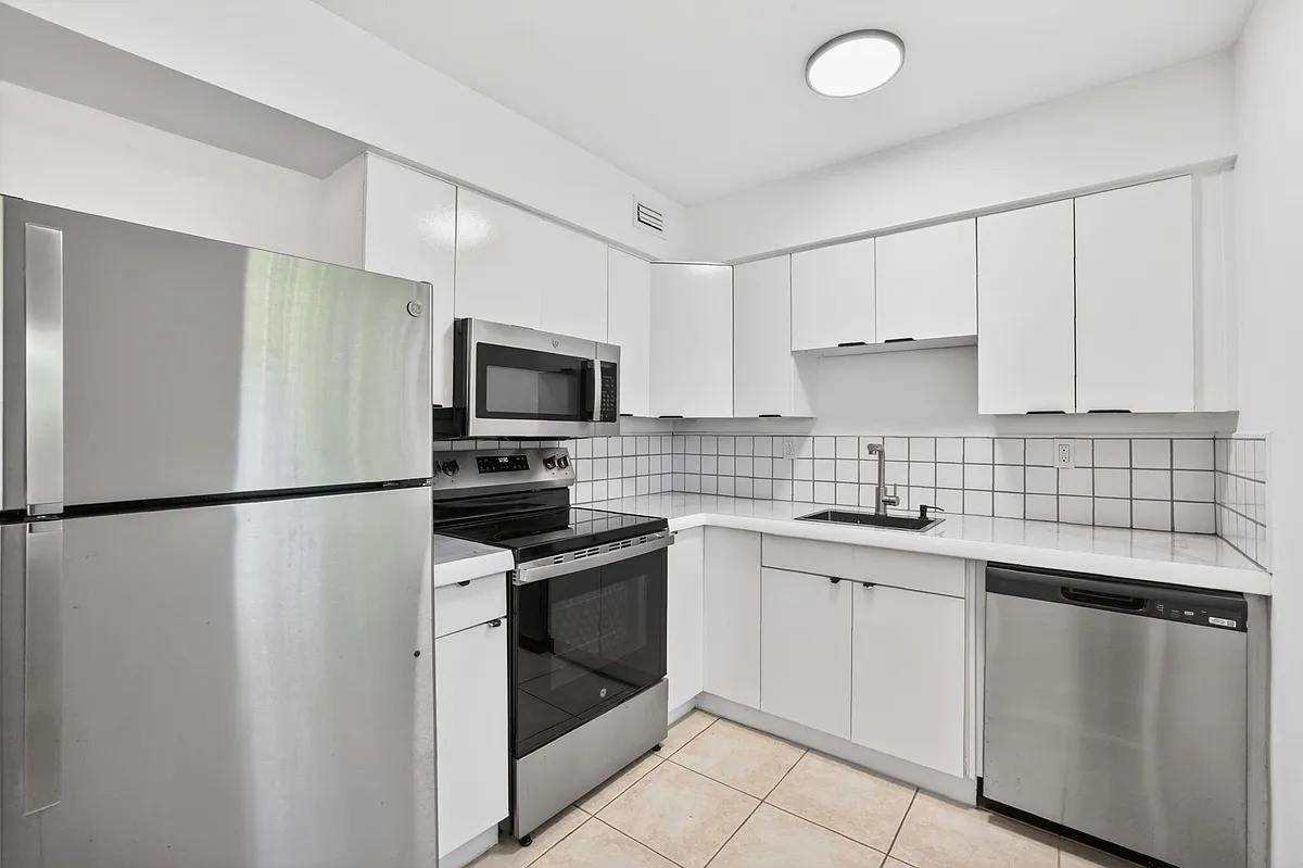 Building Photo - 1821 Middle River Dr #2