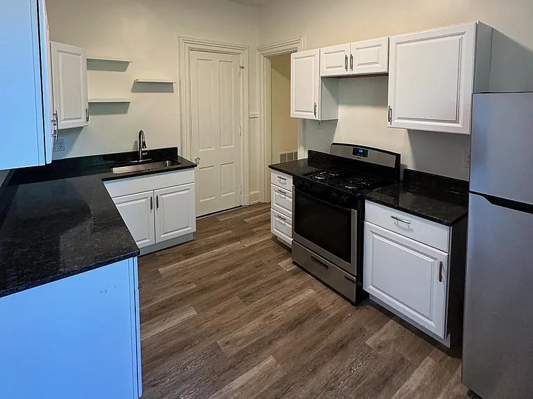 932 Summit Ave #7 — Photo 1