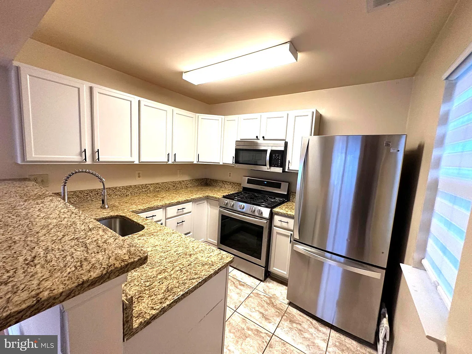 2 bed, 2.0 bath, 1220 sqft, $2,200 — Photo 2