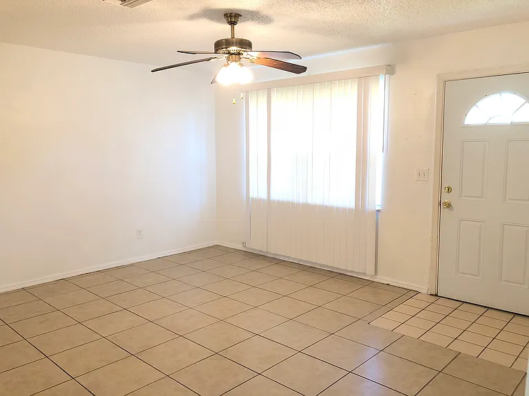 2089 Palm Way #B — Photo 3