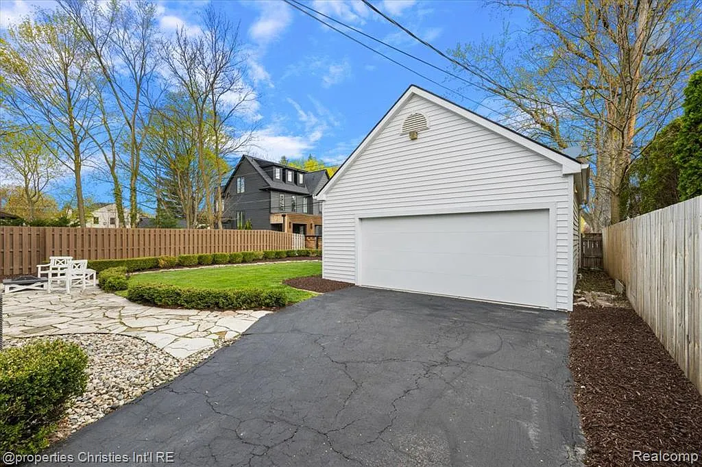 4 bed, 2.5 bath, 2703 sqft, $6,850 — Photo 3