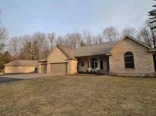 4589 N Arrowhead Dr, Midland, MI 48642