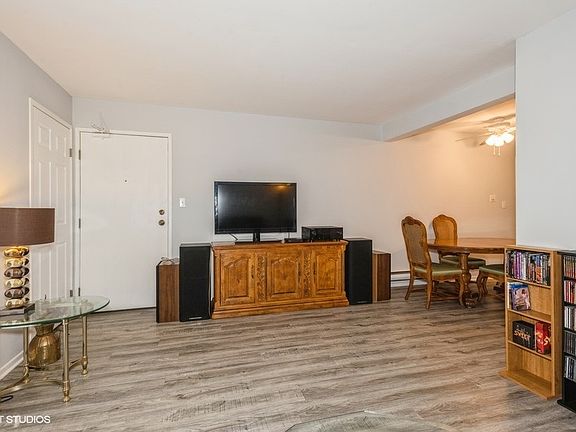 3rd image of 1034 Spruce St APT 1B