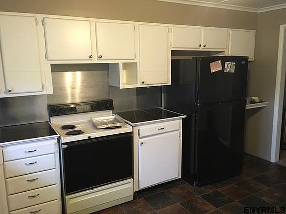 3rd image of 378 Queensbury Ave
