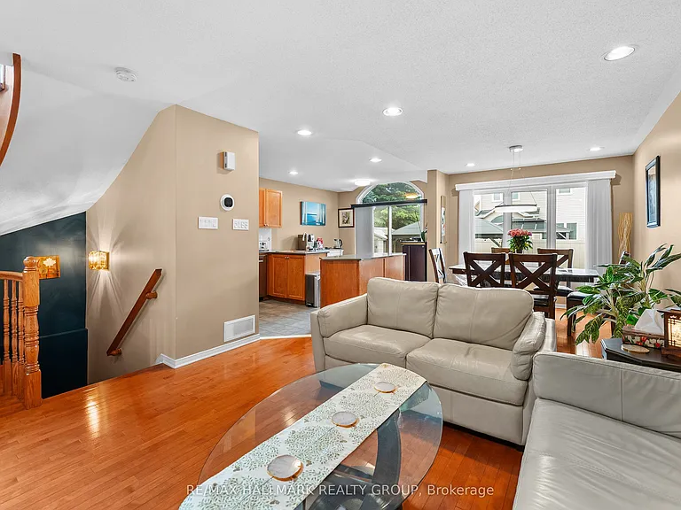 2250 Silverado Cres — Photo 4