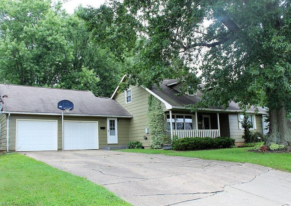 Spacious home in great North Parkersburg neighborhood.