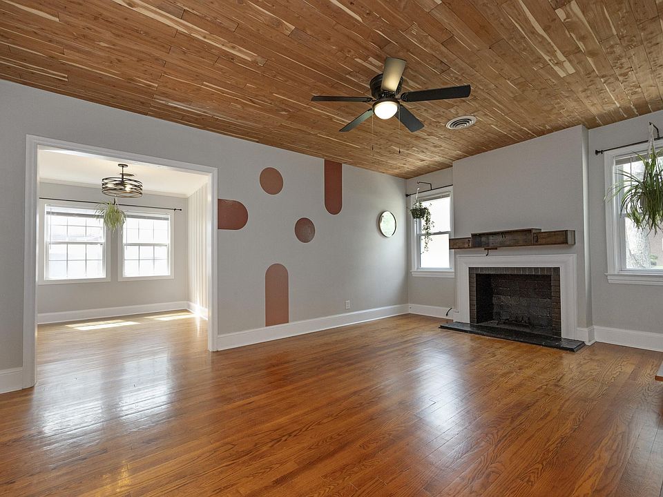 1st image of 907 S 2nd St