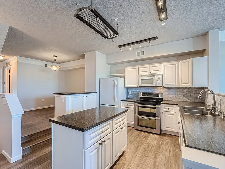 2035 Eagle Ave — Photo 2