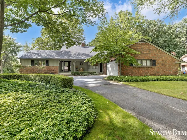 2130 Onekama Dr SE, Grand Rapids, MI 49506