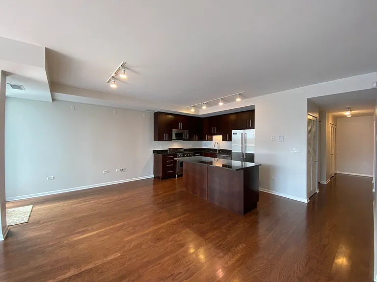 744 W Fullerton Ave #401 — Photo 2