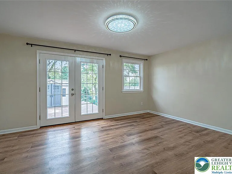 5650 Greens Dr — Photo 12