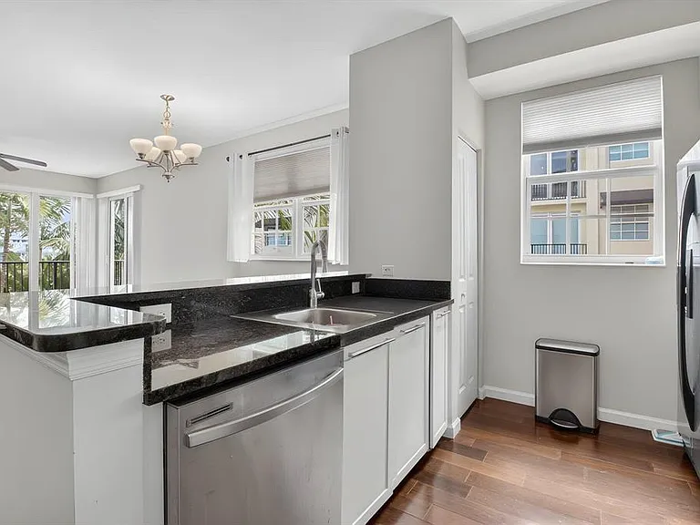225 NE 1st St #301 — Photo 5