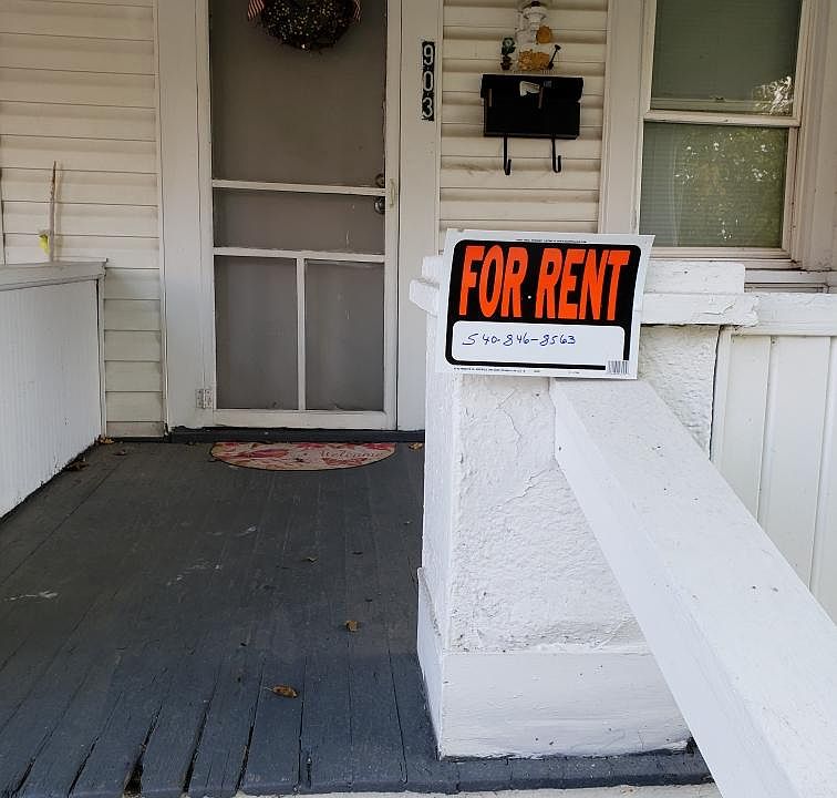 1st image of 903 W 11th St