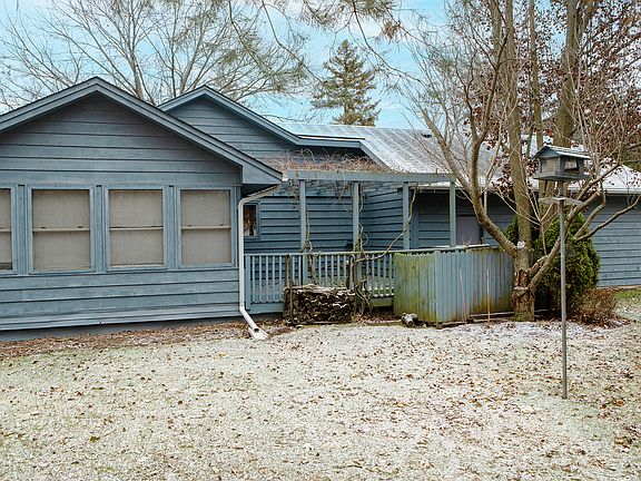 3rd image of 1600 Deerpath Cir