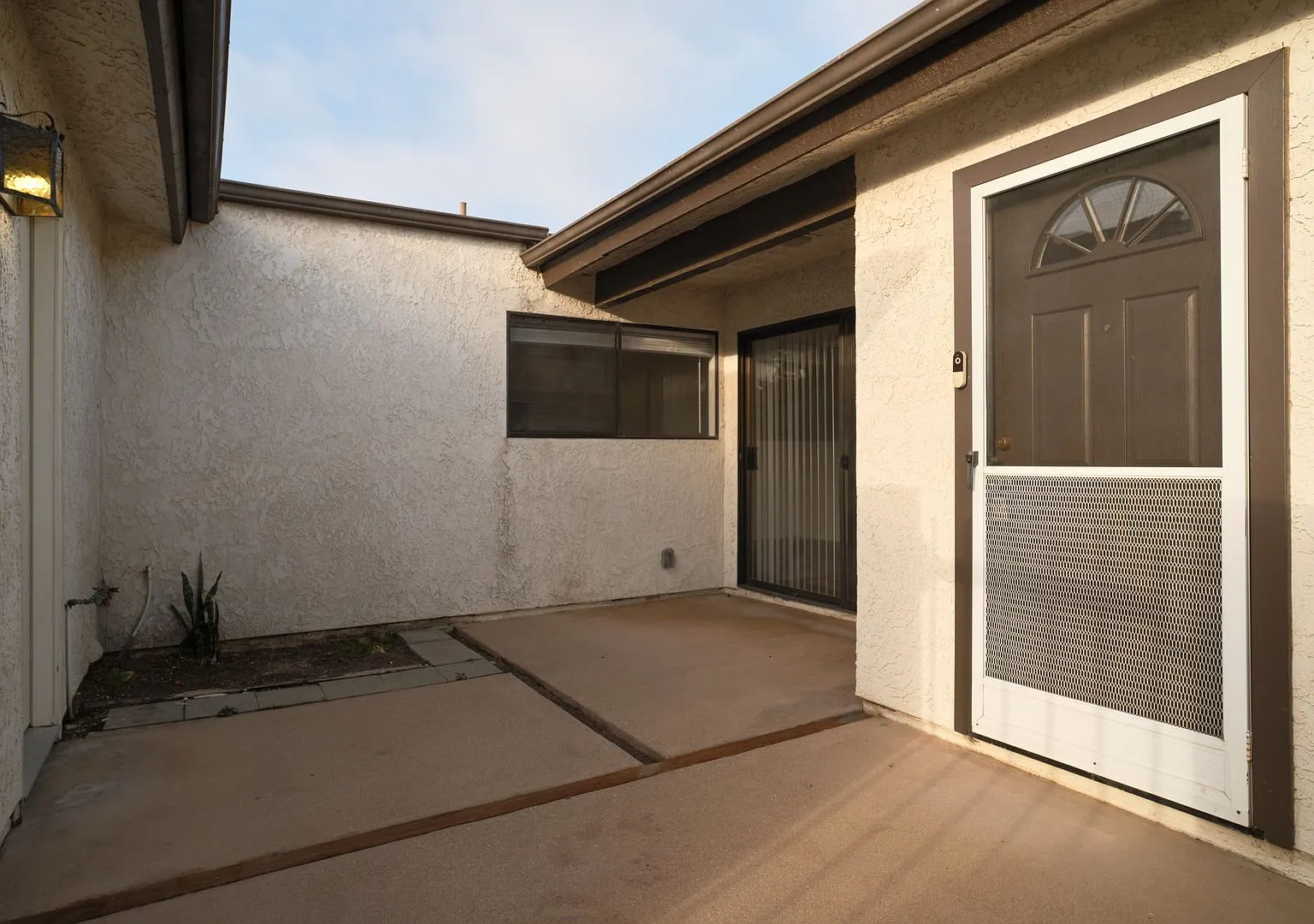 Lovely 3 Bedroom Townhome! — Photo 4