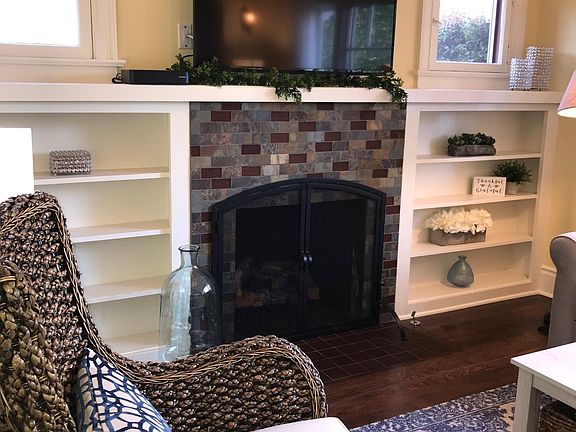 Living room w/gas fireplace