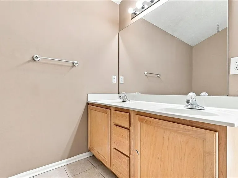 3063 Kentmere Dr — Photo 18
