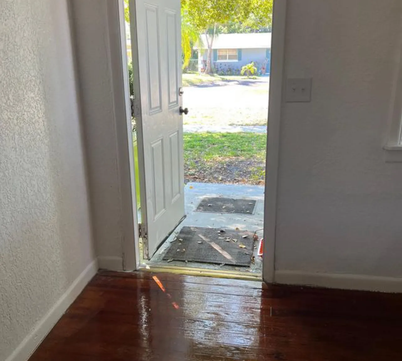 3 bed, 1056 sqft, $2,400 — Photo 2