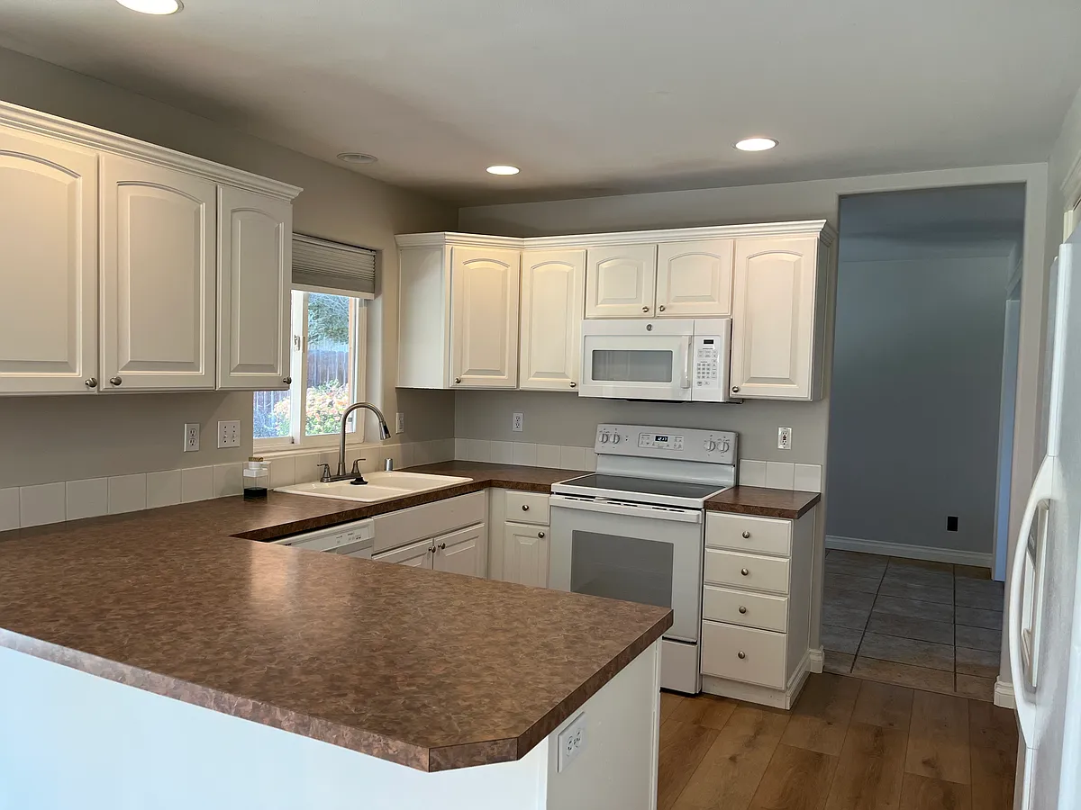 Building Photo - 406 W Canyon Lakes Dr