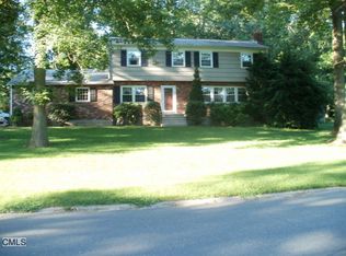 20 Quaker Ln, Trumbull, CT 06611