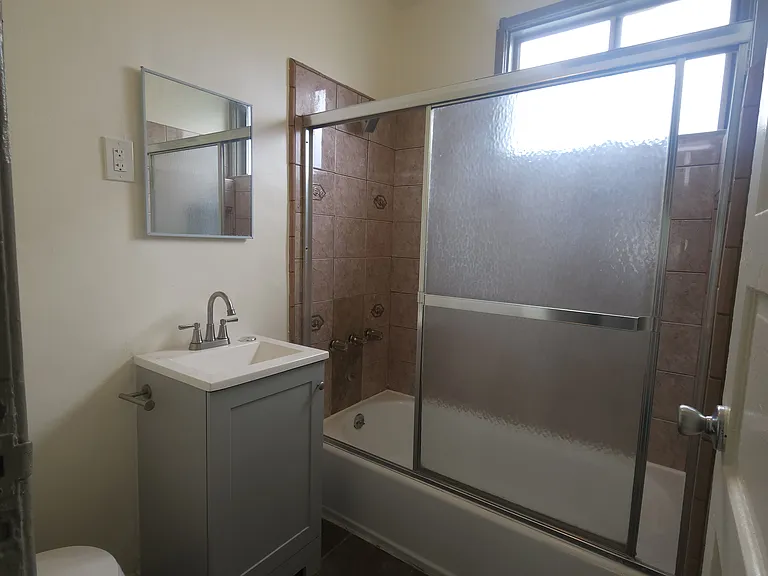 644.5 W 40th Pl — Photo 13
